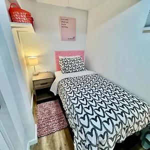 Tiny Private On The 1st Floor With Shared Bathroom Near Seatac Airport And Downtown Homestay
